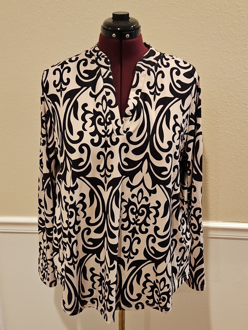 Women's Black and White V-Neck Patterned Tunic
